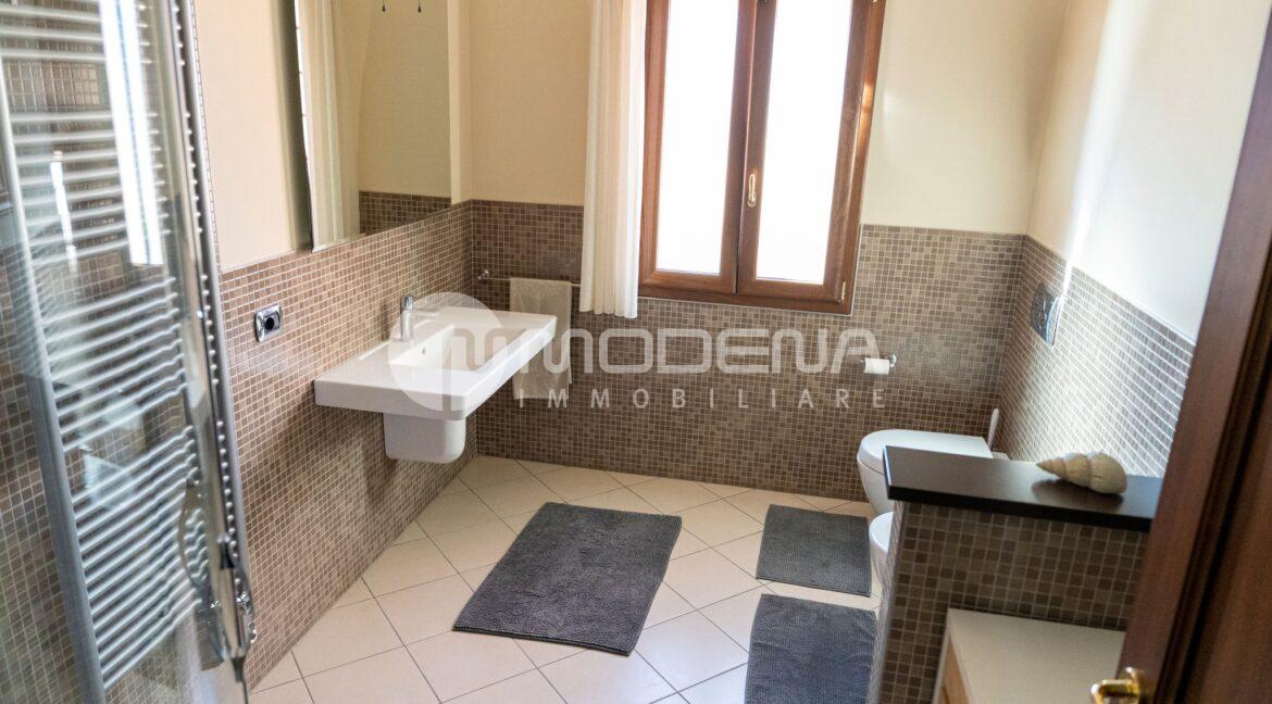 R9 (11)